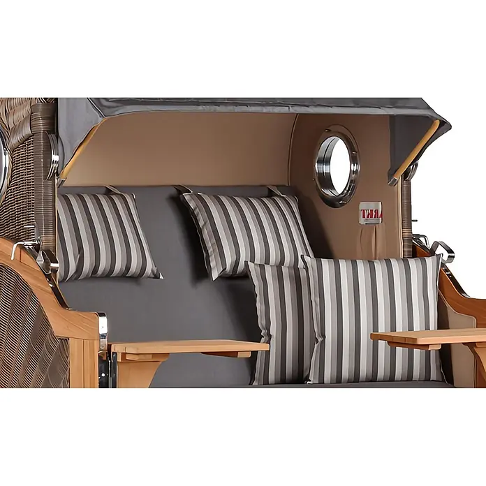 Mr. Deko Strandstuhl Strandkorb Düne Grande Bullauge Teak PE Grey Dessin 544 - 1 Stk., Teakholz. Polyrattan, Rückenlehne verstellbar, PE Grey - Innenansicht eines Strandkorbs mit grauem Stoff, gestreiften Kissen, Holztischen und einem runden Fenster.