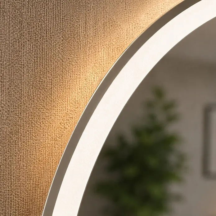 Espejo con luz Elite - Diámetro: 80 cm, Blanco frío, Redonda, Función antivaho - Espejo LED redondo, luz cálida sobre pared texturizada, reflejo borroso de planta.