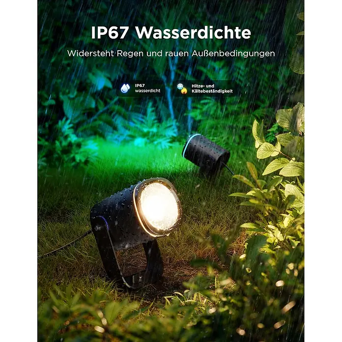 Govee LED-Außenstrahler - 24 W, IP67, Höhe: 30,6 cm - Dunkler, IP67 wasserdichter Außenstrahler beleuchtet einen Garten im Regen und zeigt seine Wetterbeständigkeit.