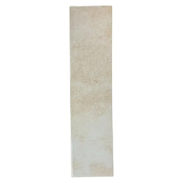 Wandfliese Santorini - 7,5 x 30 cm, Beige, Glänzend - Rechteckige cremefarbene Fliese mit gesprenkelter, strukturierter Oberfläche und leichtem Glanz.