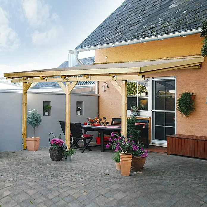 Weka Terrassenüberdachung Salsa - B x T: 424 x 257 cm, Grün, kesseldruckimprägniert, Transparent - Einladende Terrasse mit Holzpergola, gedecktem Tisch und üppiger Bepflanzung, die zum Verweilen im Freien einlädt.