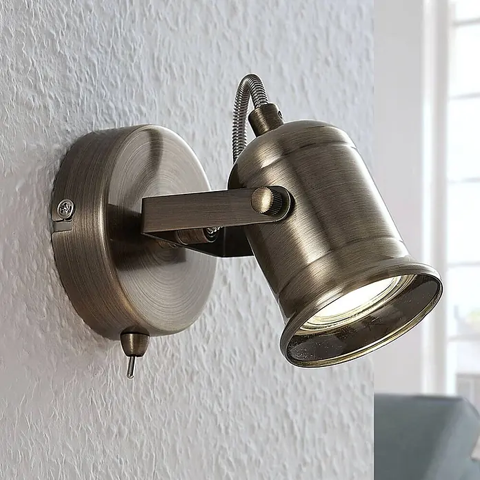 Lindby Wandstrahler Anze - messing / gold, messing / gold, GU10 - Verstellbarer Wandstrahler aus Altmessing mit Zugschalter, der helles Licht nach unten wirft.