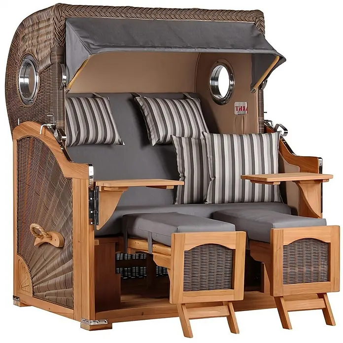 Mr. Deko Strandstuhl Strandkorb Düne Grande Bullauge Teak PE Grey Dessin 544 - 1 Stk., Teakholz. Polyrattan, Rückenlehne verstellbar, PE Grey - Ein Zweisitzer-Strandkorb aus braunem Geflecht und hellem Holz, mit grauen Kissen, verstellbarem Verdeck, ausziehbaren Fußteilen und kleinen Beistelltischen.