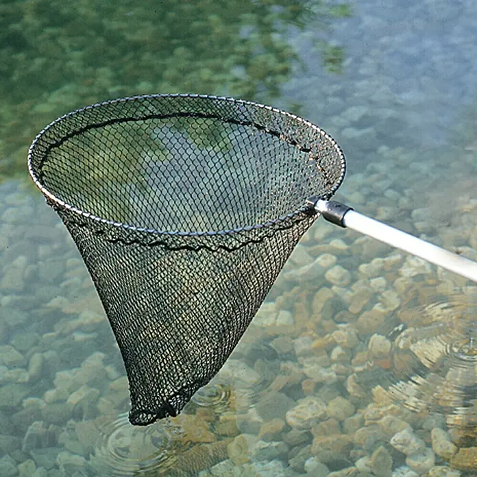 Oase Fischkescher - Durchmesser: 25 cm, Maschenweite: 9 mm - Ein Kescher mit silberfarbenem Griff hängt über klarem Wasser. Das Netz ist fein und schwarz.