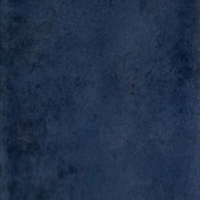 Wandfliese Santorini - 7,5 x 30 cm, Dark Blue, Glänzend - Dunkelindigoblauer, texturierter Stoffmuster mit subtilen dunkleren Variationen.