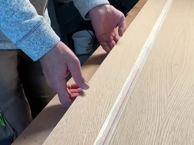 2 Holzplatten werden im 90°C Winkel mit Klebeband verbunden
