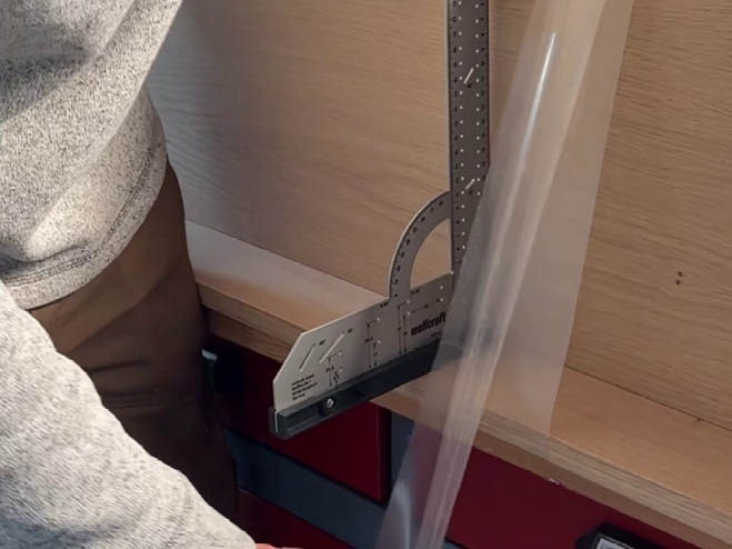 Mit dem Winkel und Klebeband werden die Holplatten im 9°C Winkel zueinander gestützt