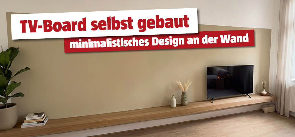 Selbstgemachtes TV-Board aus Holz an der Wand mit Fernseher