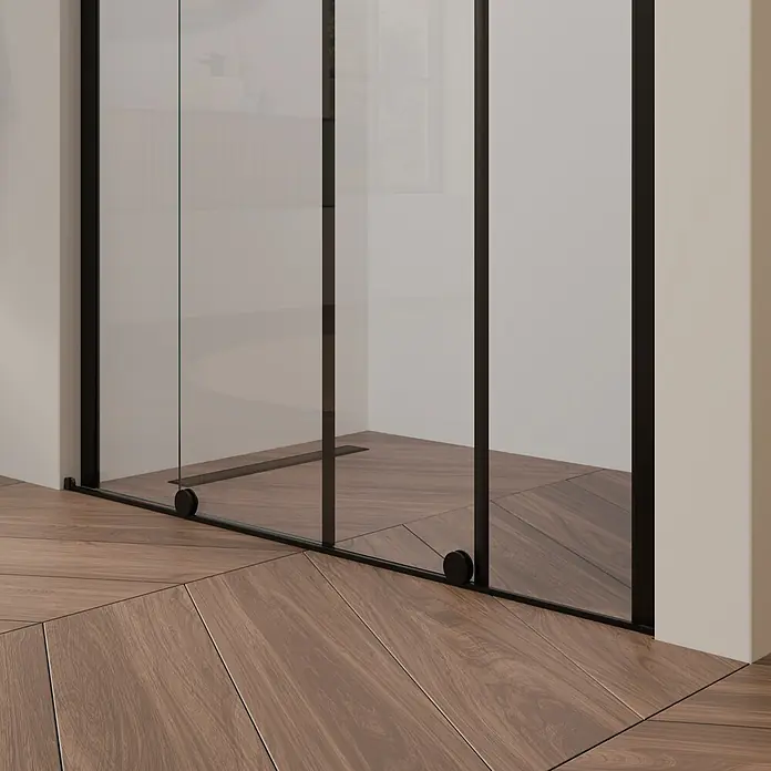 i-flair Dusch-Schiebetür DTNADINEC160BL - 160 x 200 cm, Schwarz, Beschichtet, 8 mm - Schwarze Glasduschtrennwand mit Schiebetüren auf Holzboden.