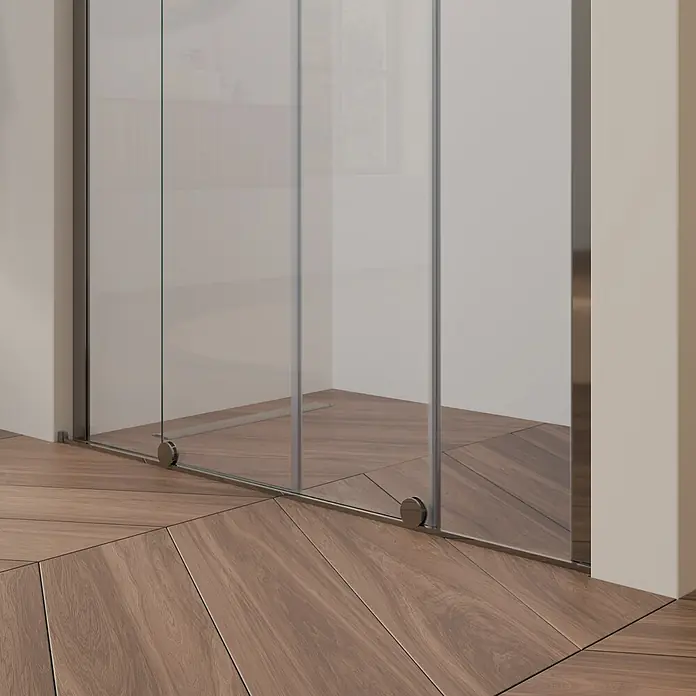 i-flair Dusch-Schiebetür DTNADINEC180CH - Silber, Beschichtet, 8 mm - Gleittür-Duschkabine aus Klarglas mit eleganten Metallbeschlägen, bodenbündig auf modernem Holzfußboden installiert.
