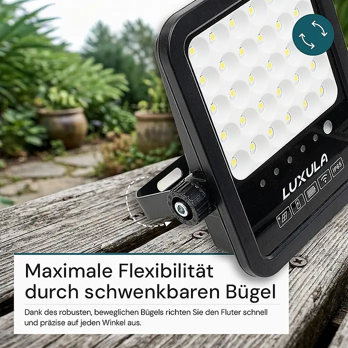 Luxula Solar-Außenwandleuchte LED Solarstrahler - 20 W, L x B x H: 28,3 x 26 x 4,8 cm, Schwarz, IP65, 2.750 lm - Schwarzer LED-Fluter mit verstellbarem Schwenkbügel, auf Holzoberfläche im Freien platziert.