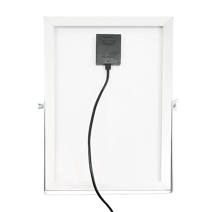 Luxula Solar-Außenwandleuchte LED Solarstrahler - 20 W, L x B x H: 28,3 x 26 x 4,8 cm, Schwarz, IP65, 2.750 lm - Rückseite eines weiß gerahmten Solarpanels mit schwarzer PV-Anschlussdose und angeschlossenem Stromkabel.