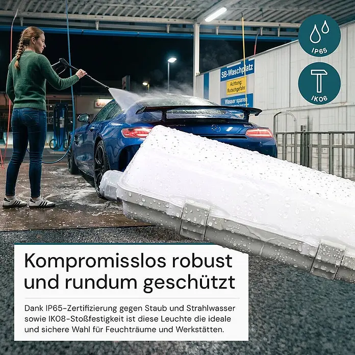 Luxula LED-Feuchtraumlichtleiste - Lichtfarbe: Neutralweiß, 6 W, IP65 - Robustes, weiß-graues, wasserdichtes Industrie-LED-Licht mit Wassertropfen in einer Autowaschanlage gezeigt.