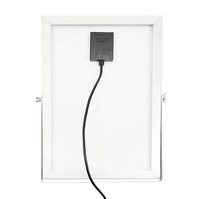 Luxula Solar-Außenwandleuchte LED Solarstrahler - 15 W, L x B x H: 24,9 x 23,2 x 4,8 cm, Schwarz, IP65, 1.650 lm - Rückansicht eines Solarpanels mit weißem Rahmen, das eine schwarze Anschlussdose 'PV-SY017' und ein angeschlossenes schwarzes Kabel zeigt.