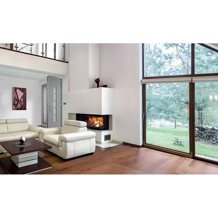Portofino Haustür 702PF - Mit Seitenteil, 160 cm x 210 mm, DIN Anschlag: Rechts, 70161 Eisenglimmer - Modernes Wohnzimmer mit weißem Kamin, cremefarbenen Ledermöbeln, dunklem Holzboden und großem Fenster mit Naturblick sowie einem gemütlichen Kaminfeuer.