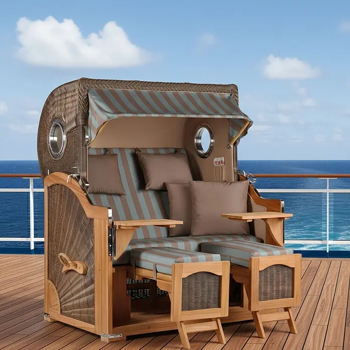 Mr. Deko Strandstuhl Strandkorb Düne Grande Bullauge Teak PE Grey Dessin 520 - 1 Stk., Teakholz. Polyrattan, Rückenlehne verstellbar, PE Grey - Strandkorb aus Korb und Holz mit gestreiftem Verdeck und braunen Kissen, auf einem Schiffsdeck mit Meerblick.
