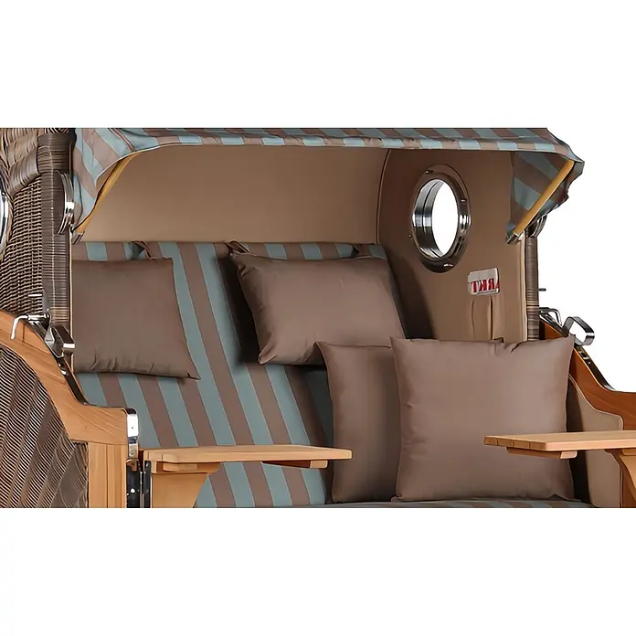 Mr. Deko Strandstuhl Strandkorb Düne Grande Bullauge Teak PE Grey Dessin 520 - 1 Stk., Teakholz. Polyrattan, Rückenlehne verstellbar, PE Grey - Innenansicht eines Strandkorbs mit blau-grau und braun gestreiftem Stoff, einfarbigen braunen Kissen und seitlichen Holztischen.