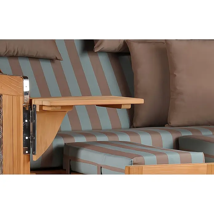 Mr. Deko Strandstuhl Strandkorb Düne Grande Bullauge Teak PE Grey Dessin 520 - 1 Stk., Teakholz. Polyrattan, Rückenlehne verstellbar, PE Grey - Detailansicht eines Strandkorb-Interieurs mit braun/blau gestreiften Kissen, braunen Polstern und einem klappbaren Holztischchen.