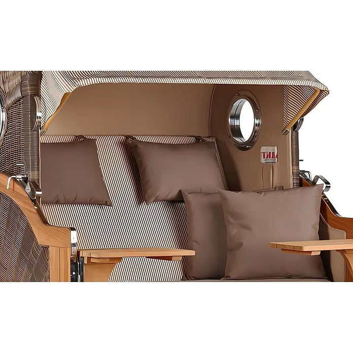 Mr. Deko Strandstuhl Strandkorb Düne Grande Bullauge Teak PE Grey Dessin 510 - 1 Stk., Teakholz. Polyrattan, Rückenlehne verstellbar, PE Grey - Ein braun-beige gestreifter Strandkorb mit braunen Kissen und seitlichen Holztischen.