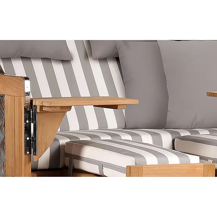 Mr. Deko Strandstuhl Strandkorb Düne Grande Bullauge Teak PE Grey Dessin 513 - 1 Stk., Teakholz. Polyrattan, Rückenlehne verstellbar, PE Grey - Hölzernes Outdoor-Sofa mit grau-weiß gestreiften Kissen, grauen Kissen und ausklappbarem Beistelltisch aus Holz.
