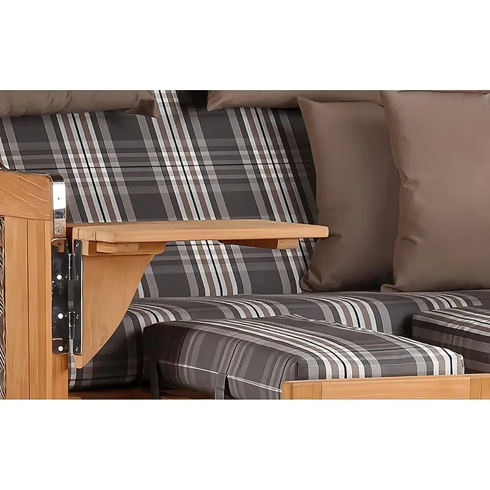 Mr. Deko Strandstuhl Strandkorb Düne Grande Bullauge Teak PE Grey Dessin 522 - 1 Stk., Teakholz. Polyrattan, Rückenlehne verstellbar, PE Grey - Nahaufnahme eines Holz-Gartenstuhls mit grau karierten und einfarbig braunen Kissen, ergänzt durch einen klappbaren Holztisch.
