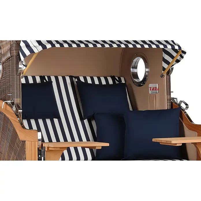 Mr. Deko Strandstuhl Strandkorb Düne Grande Bullauge Teak PE Grey Dessin 518 - 1 Stk., Teakholz. Polyrattan, Rückenlehne verstellbar, PE Grey - Ein blau-weiß gestreifter Strandkorb mit Holzdetails und navyfarbenen Kissen.