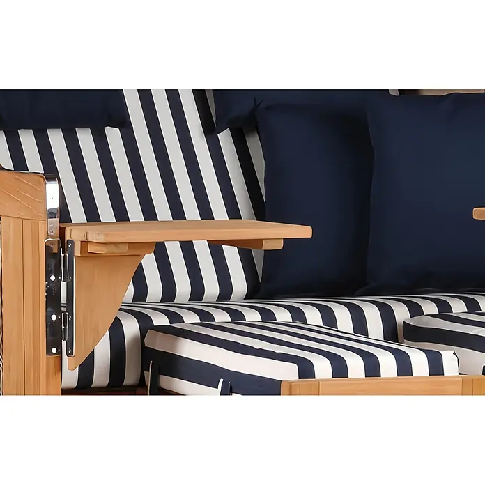 Mr. Deko Strandstuhl Strandkorb Düne Grande Bullauge Teak PE Grey Dessin 518 - 1 Stk., Teakholz. Polyrattan, Rückenlehne verstellbar, PE Grey - Hölzernes Gartensofa mit blau-weiß gestreiften Polstern und klappbarem Holztischchen.