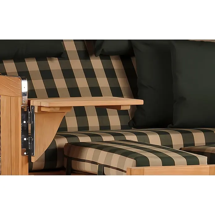 Mr. Deko Strandstuhl Strandkorb Düne Grande Bullauge Teak PE Grey Dessin 506 - 1 Stk., Teakholz. Polyrattan, Rückenlehne verstellbar, PE Grey - Holzschaukel/-bank mit dunkelgrünen und beigen Karokissen, grünen Kissen und einem angebrachten Holznebentisch.