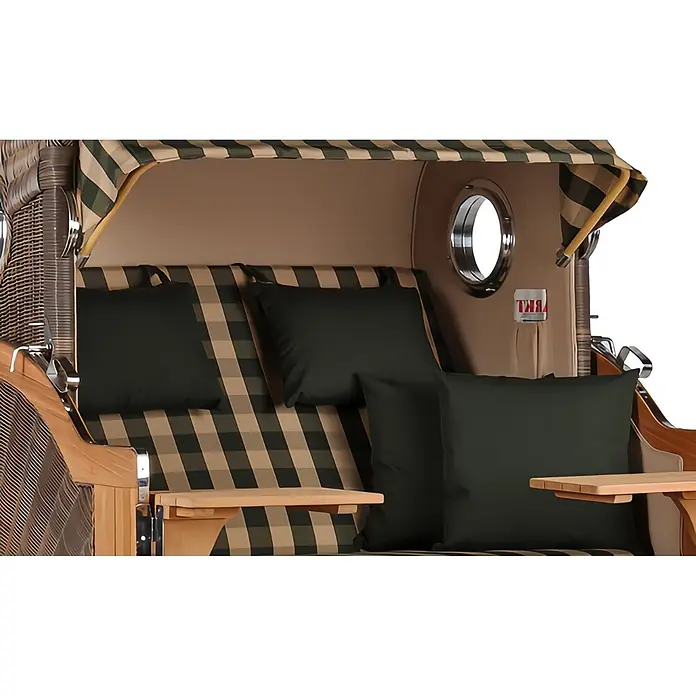 Mr. Deko Strandstuhl Strandkorb Düne Grande Bullauge Teak PE Grey Dessin 506 - 1 Stk., Teakholz. Polyrattan, Rückenlehne verstellbar, PE Grey - Klassischer brauner Strandkorb aus Korbgeflecht mit gestreifter beige-grüner Markise, dunkelgrünen Kissen und Holztischen.