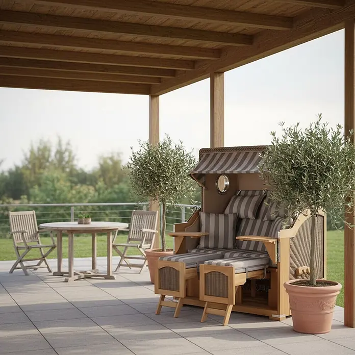 Mr. Deko Strandstuhl Strandkorb Düne Grande Bullauge Teak PE Grey Dessin 537 - 1 Stk., Teakholz. Polyrattan, Rückenlehne verstellbar, PE Grey - Ein bequemer Strandkorb aus Holz mit gestreiften grau-weißen Polstern und Markise, mit geflochtenen Seiten, auf einer Terrasse unter einer Holzpergola.