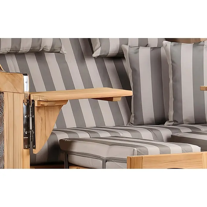 Mr. Deko Strandstuhl Strandkorb Düne Grande Bullauge Teak PE Grey Dessin 537 - 1 Stk., Teakholz. Polyrattan, Rückenlehne verstellbar, PE Grey - Hölzernes Outdoor-Sofa mit grau-weiß gestreiften Kissen und ausklappbarem Beistelltisch.
