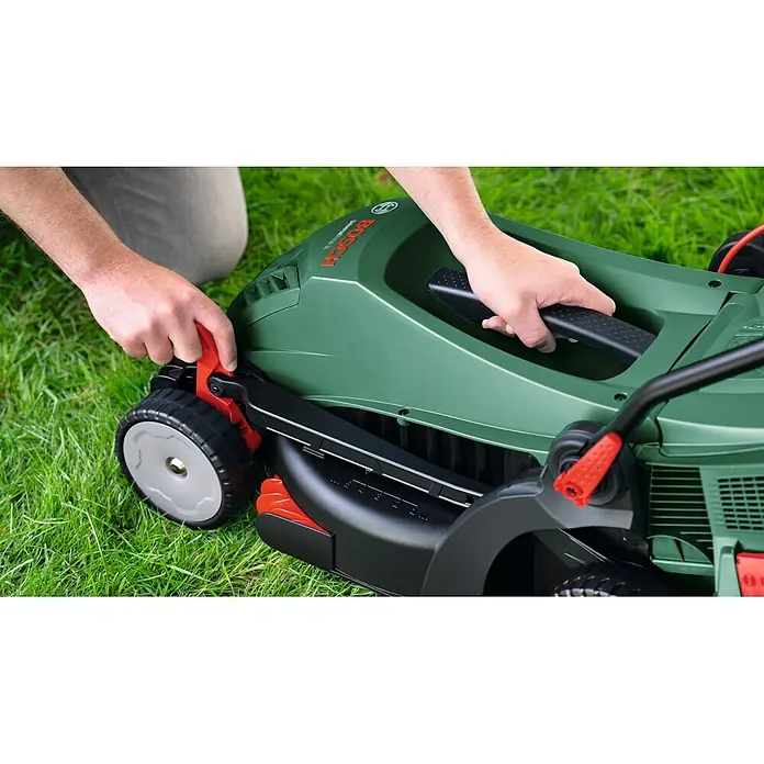 Bosch Universal Elektro-Rasenmäher UniversalRotak 34-405 - 1.300 W, Schnittbreite: 340 mm - Hände verstellen grünen und schwarzen Bosch Rasenmäher.