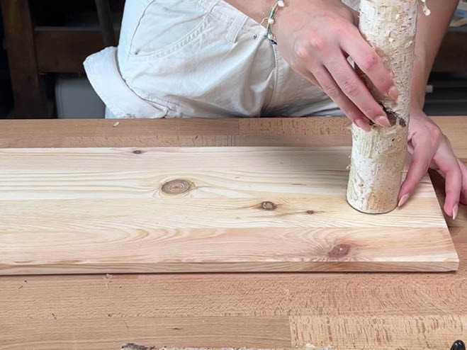 Baumstamm wird auf eine Holzplatte mit Holzleim geklebt