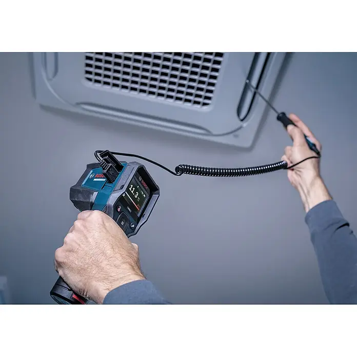 Bosch Professional Thermodetektor Pro GIS12V-800-16 - Messbereich Temperatur: -40 °C - 800 °C, Mit Batterien - Person nutzt blau-schwarzes Bosch Diagnosegerät mit 11,3°C-Anzeige und Sonde zur Überprüfung einer Klimaanlage.