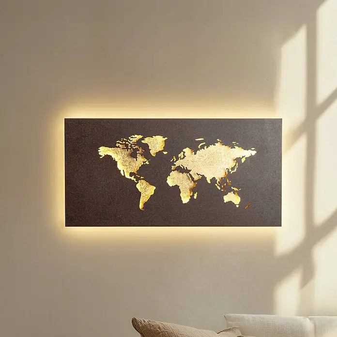 Lucande Wandleuchte World - L x B x H: 4,6 x 60 x 30 cm, braun / rost - Hinterleuchtete Wandkunst mit goldener Weltkarte auf dunkler Platte, die dem Raum einen warmen Dekoglühen verleiht.