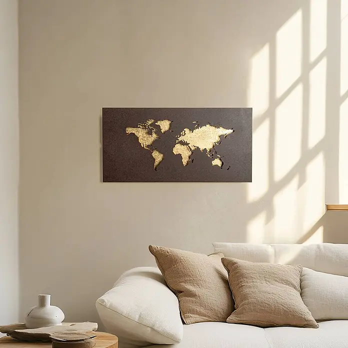 Lucande Wandleuchte World - L x B x H: 4,6 x 60 x 30 cm, braun / rost - Goldfarbene Weltkarte als Wandkunst auf dunkler Platte, über einem weißen Sofa im modernen Wohnzimmer.