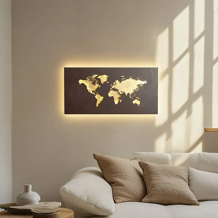 Lucande Wandleuchte World - L x B x H: 4,6 x 60 x 30 cm, braun / rost - Beleuchtete Weltkarte in Gold als Wandkunst über einem Sofa im Wohnzimmer.