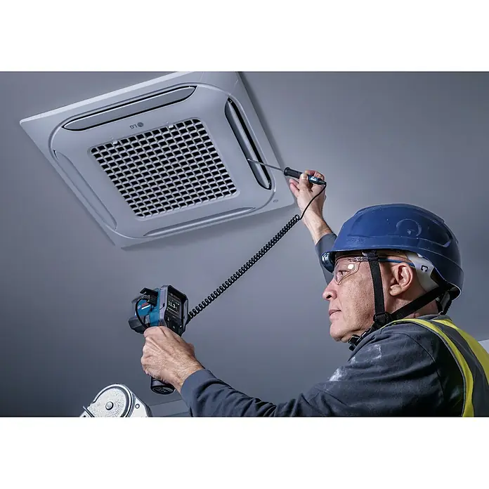 Bosch Professional Thermodetektor Pro GIS12V-800-16 - Messbereich Temperatur: -40 °C - 800 °C, 1 Akku - Ein Techniker prüft eine LG-Deckenklimaanlage mit einer Bosch-Wärmebildkamera und einem Inspektionswerkzeug.