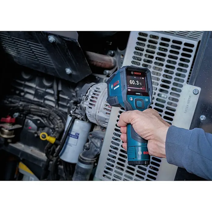 Bosch Professional Thermodetektor Pro GIS12V-700-14 - Messbereich Temperatur: -30 °C - 700 °C, Mit Batterien - Hand hält ein blau-schwarzes Bosch Wärmebildgerät, das 60,3°C anzeigt, zur Maschinenprüfung.
