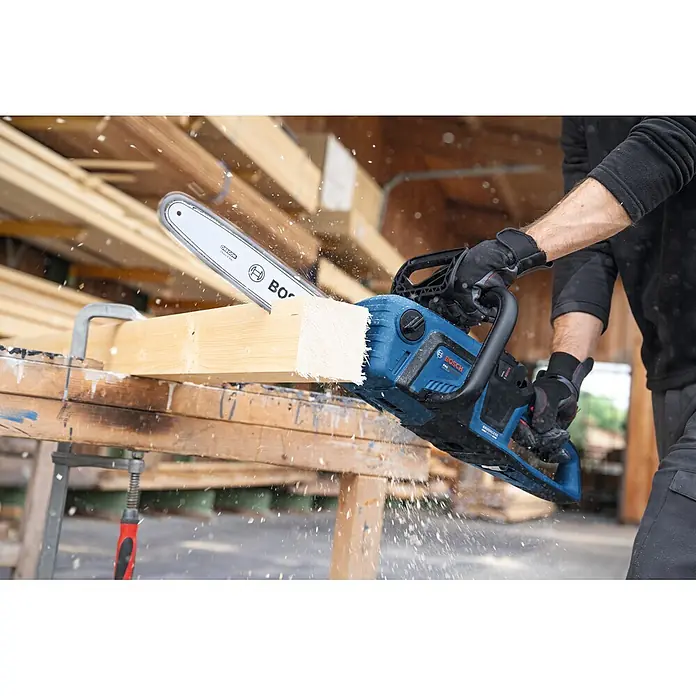 Bosch Professional AMPShare 18V Akku-Kettensäge GKE18V-30 - 18 V, Ohne Akku, Schwertlänge: 30 cm - Blaue und schwarze Bosch Kettensäge sägt ein Holzbrett, bedient von einer Person. Holzspäne fliegen.