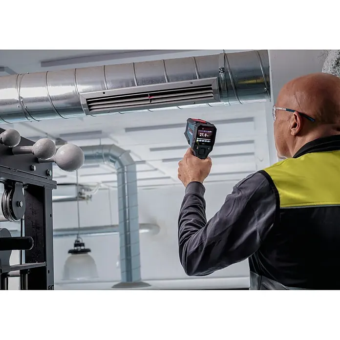 Bosch Professional Thermodetektor Pro GIS12V-700-14 - Messbereich Temperatur: -30 °C - 700 °C, Mit Batterien - Eine Person misst mit einer schwarz-roten Bosch-Wärmebildkamera die Temperatur eines Luftkanals. Das Display zeigt 27,8 °C.
