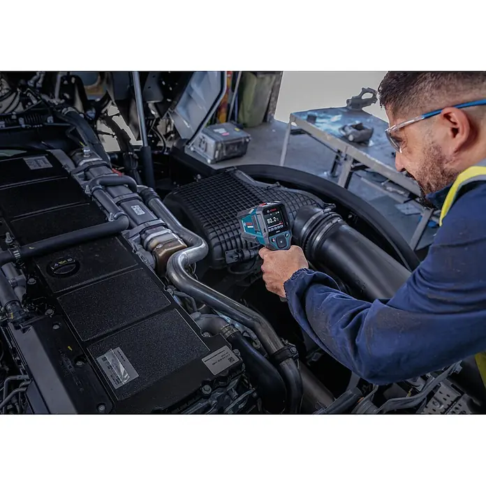Bosch Professional Thermodetektor Pro GIS12V-800-16 - Messbereich Temperatur: -40 °C - 800 °C, Mit Batterien - Mann misst mit einer blau-schwarzen Bosch-Wärmebildkamera die Temperatur eines Motors, Anzeige 82,2 °C.