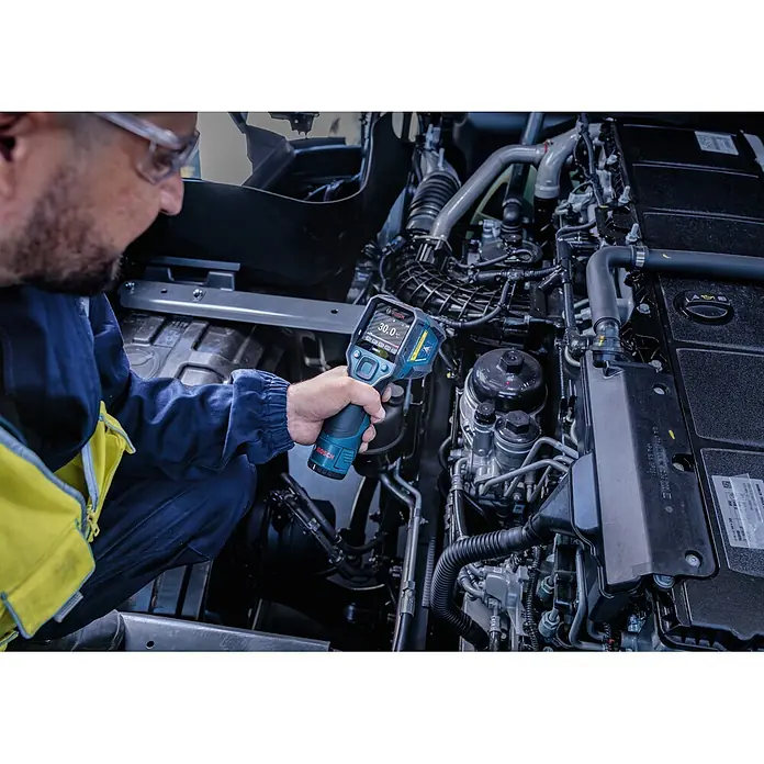 Bosch Professional Thermodetektor Pro GIS12V-700-14 - Messbereich Temperatur: -30 °C - 700 °C, Mit Batterien - Ein Techniker nutzt eine blau-schwarze Bosch-Wärmebildkamera zur Inspektion eines Motors, die 30,0°C anzeigt.