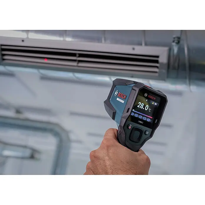 Bosch Professional Thermodetektor Pro GIS12V-700-14 - Messbereich Temperatur: -30 °C - 700 °C, Mit Batterien - Eine Hand hält ein dunkelgraues und türkises Bosch-Wärmebildgerät, das 28,0 °C anzeigt und auf einen Lüftungsschlitz zur Temperaturmessung gerichtet ist.