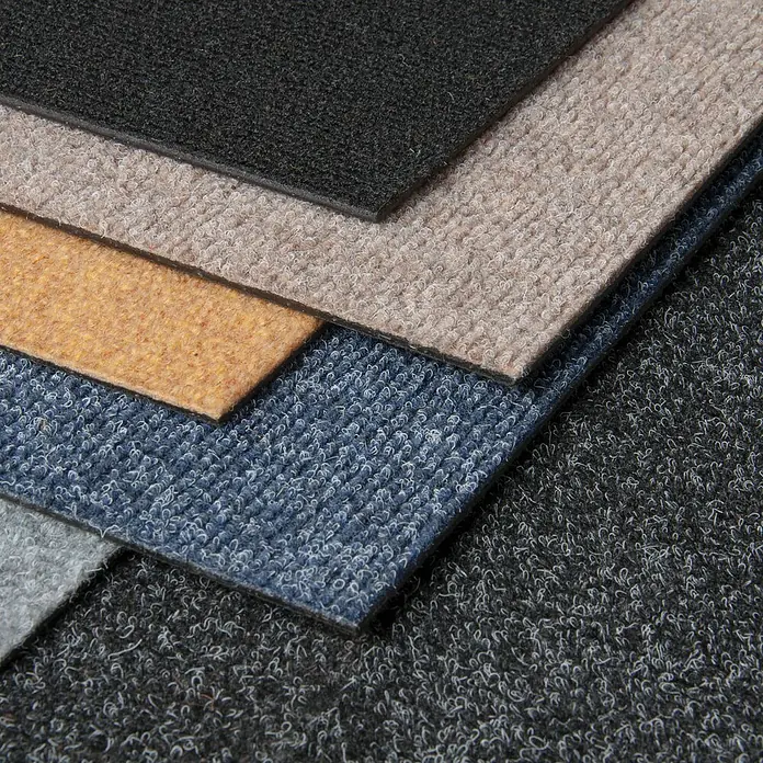 Bricoflor Teppichfliese - Breite: 50 cm, Nadelfilz, Polypropylen, grau - Nahaufnahme mehrerer geschichteter Teppichmuster in verschiedenen Farben und Texturen, darunter Schwarz, Beige, Orange, Blau und Grau.