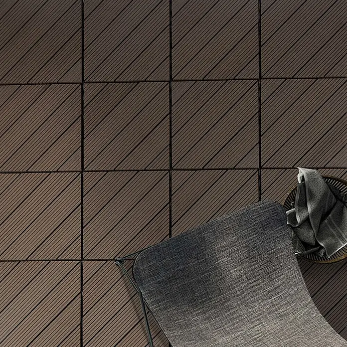Floordirekt Klickfliese WPC Classic Dunkelbraun 30 x 30 cm - 30 x 30 x 2,2 cm, 1 Stk. - Dunkelbraune WPC-Terrassenfliesen mit schrägen Rillen. Teil eines Außenbereichs.