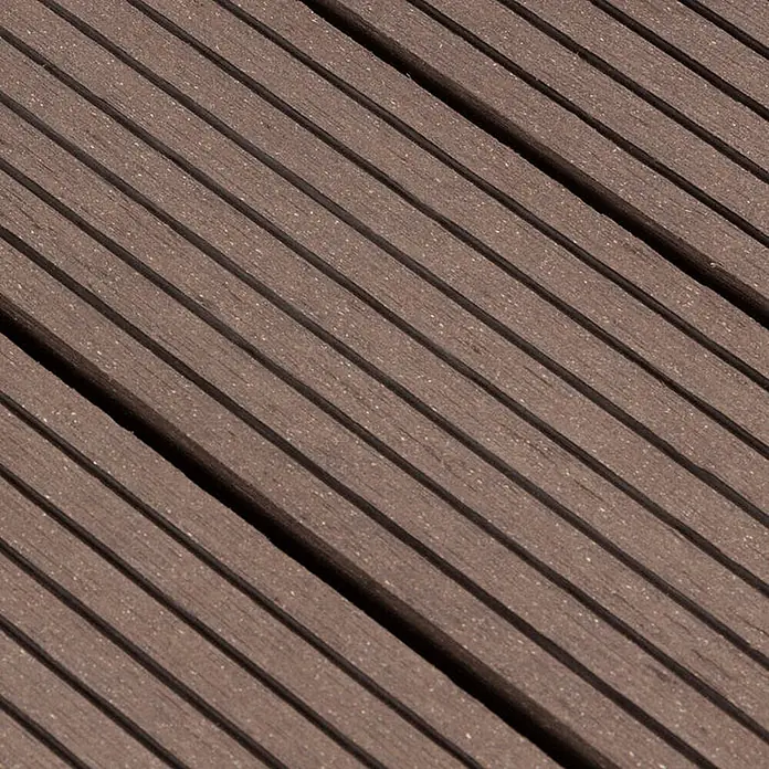 Floordirekt Klickfliese WPC Classic Dunkelbraun 30 x 30 cm - 30 x 30 x 2,2 cm, 1 Stk. - Braune gerillte WPC-Terrassendielen, schräge Ansicht.