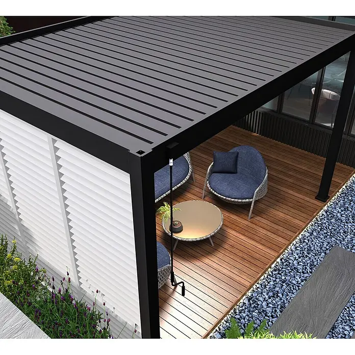 Weide Pergola Seitenwand Lamellenwand Paneel für Weide Pergola Drehbar Weiß 123 cm - B x T: 123 x 6 cm, Aluminium - Schwarz gerahmte Pergola mit grauem Lamellendach über einer Holzterrasse mit Sitzmöbeln.