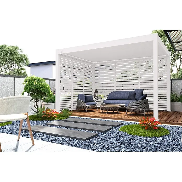 Weide Pergola Seitenwand Lamellenwand Paneel für Weide Pergola Weiß 93 cm - B x T: 93 x 6 cm, Metall - Weiße moderne Lamellenpergola schützt eine Outdoor-Loungeset auf Holzdeck in einem Landschaftsgarten.