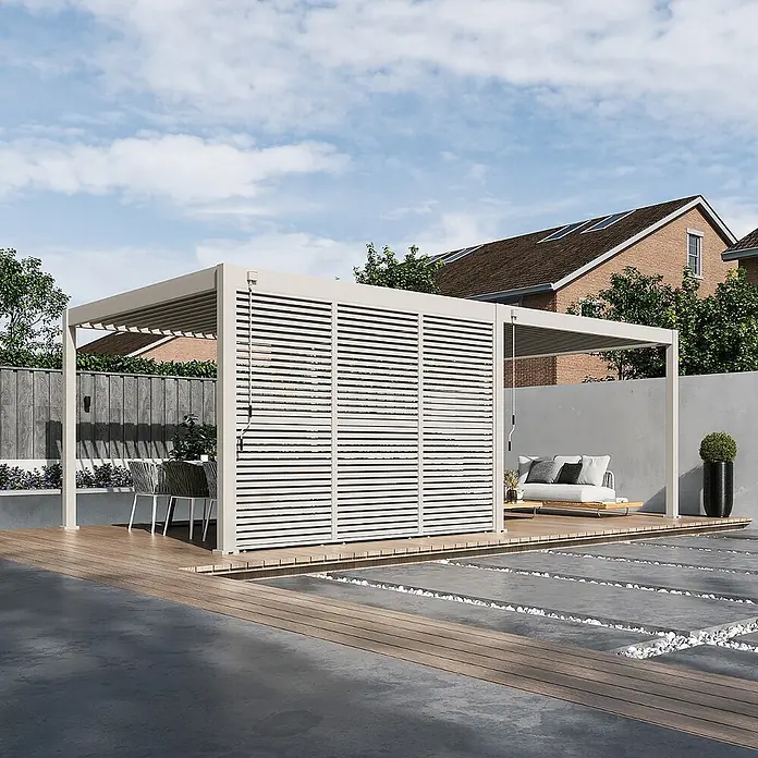 Weide Pergola Seitenwand Lamellenwand Paneel für Weide Pergola Drehbar Sand 113 cm - B x T: 113 x 6 cm, Aluminium - Moderne hellfarbene Pergola mit Lamellendach und verstellbaren Seitenwänden, die einen schattigen Wohnbereich auf einer Holzterrasse schafft.
